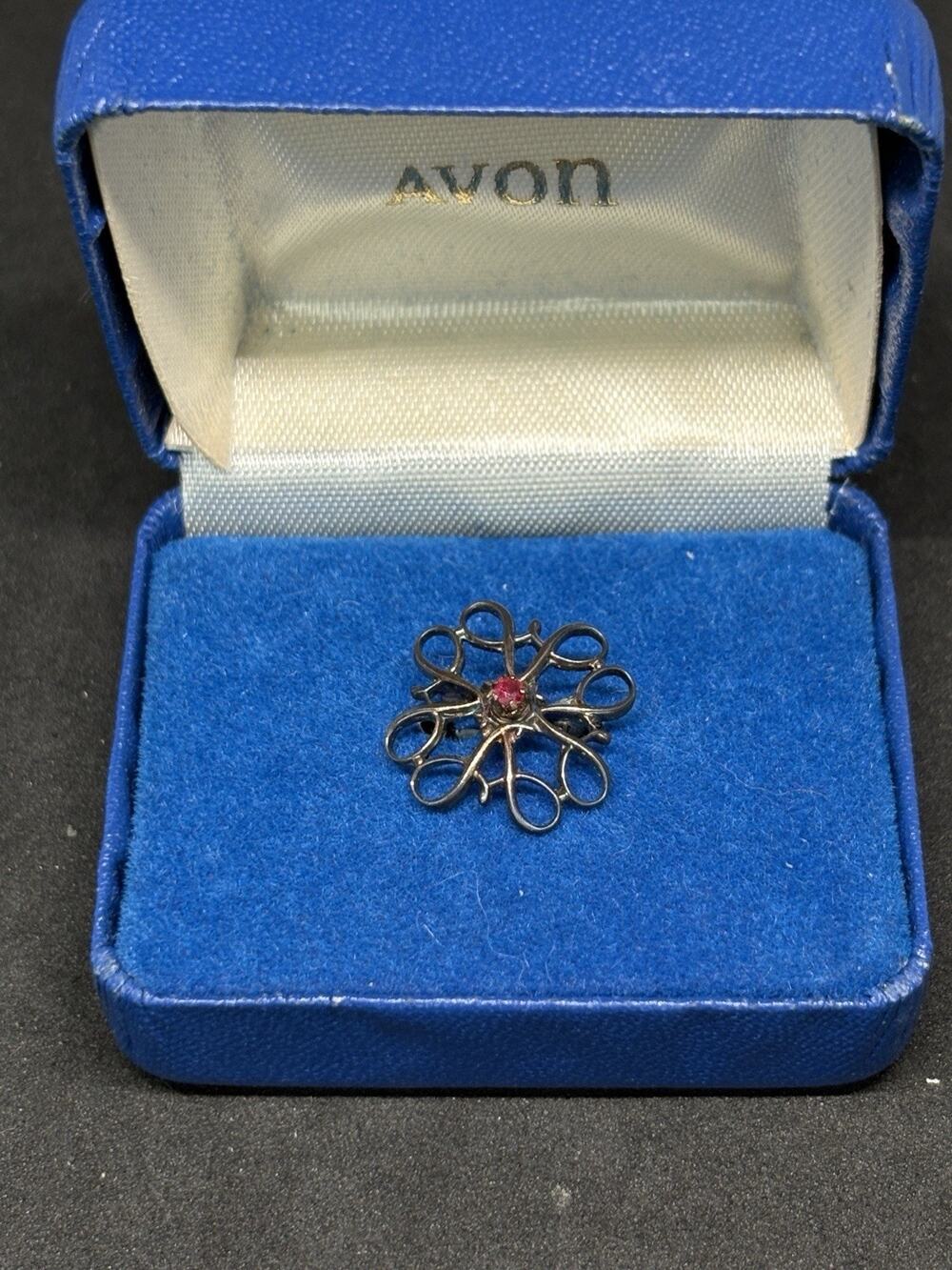 VINTAGE AVON ROBBINS CO. RUBY 10 kt. GP GOLD SERVICE AWARD PIN ~ IN BOX
